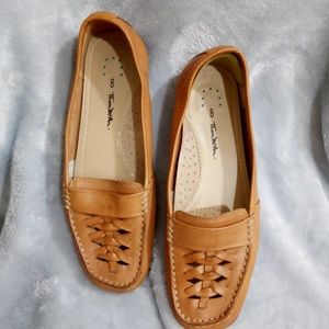 Thom McAn women's light brown leather upper moccasin-type shoe in size 8